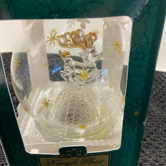 Kringle Glass Colour Changing Leaping Reindeer Ball Ornament - Picture 13 of 16